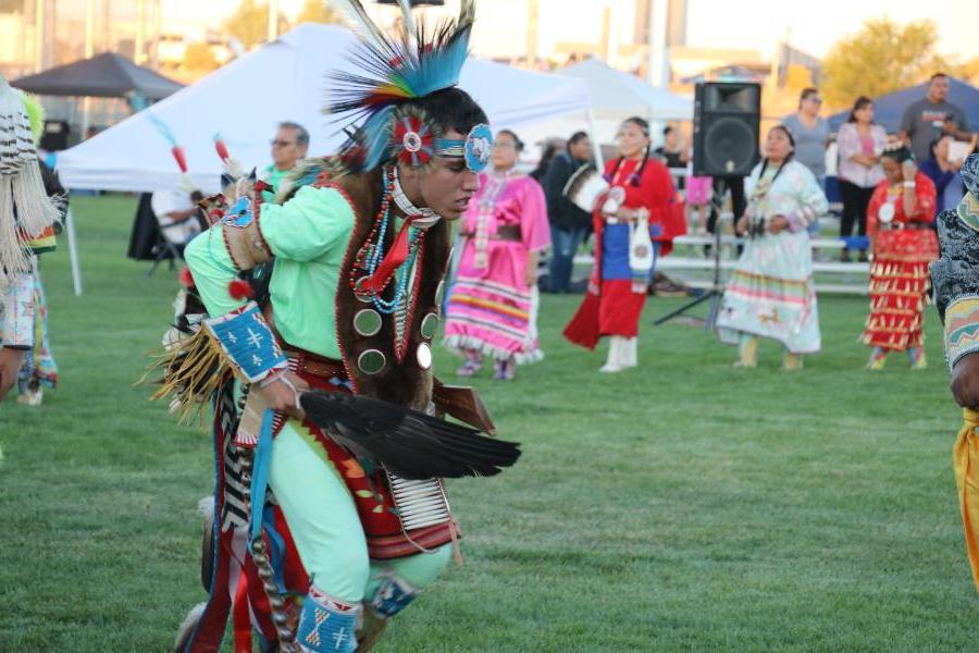 美国原住民在火博体育的帕瓦仪式上跳舞